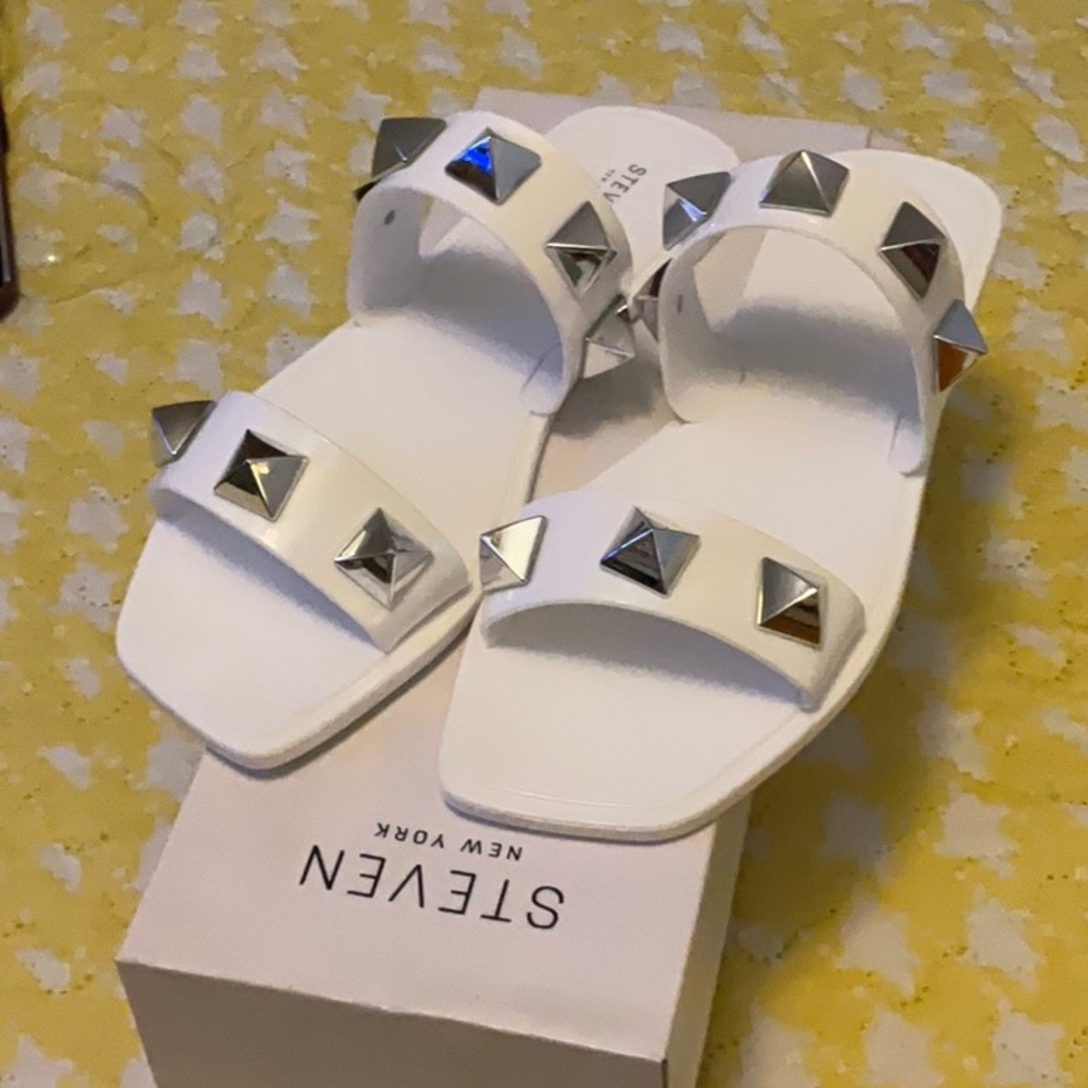 NIB STEVEN New York By Steve Madden white Studded Jelly Sandals.